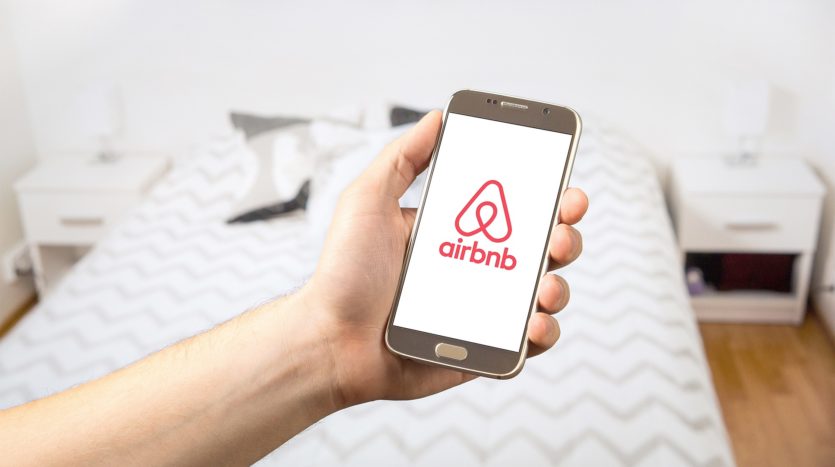 Application Airbnb sur smartphone : location courte durée à Nice en 2026